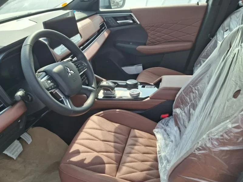 Mitsubishi Outlander P-LINE 2.5 Liter 4 Cylinder Engine 2026 Grey Tan SUV 4WD