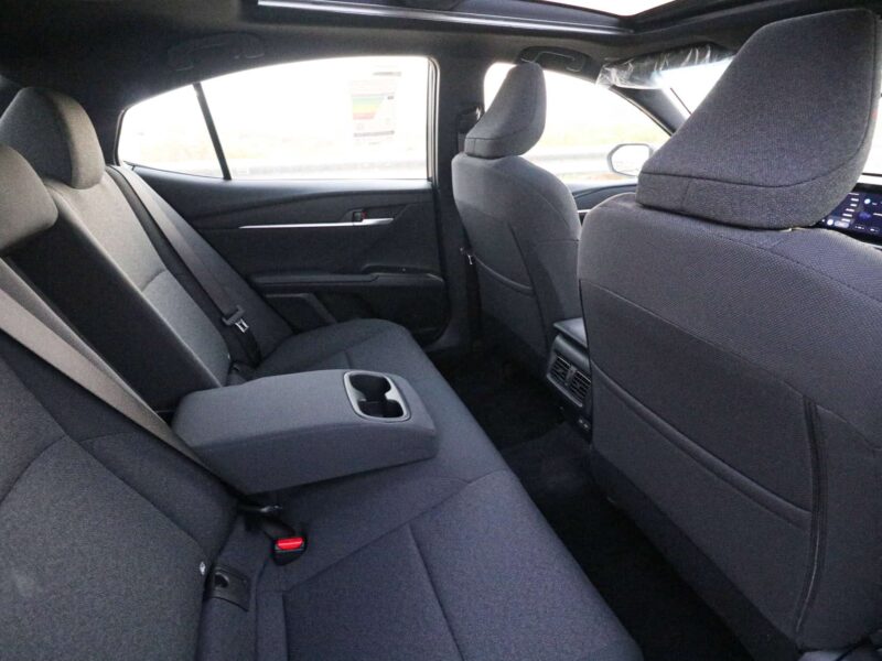 Toyota Camry LE 2.5L Hybrid 2025 Silver Metal Black Sedan