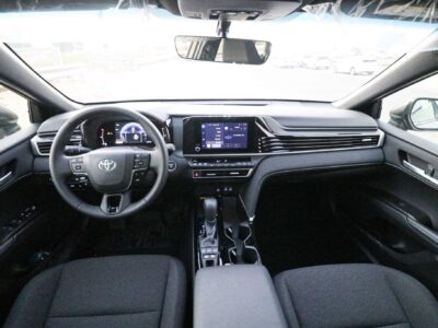 Toyota Camry LE 2.5L Hybrid 2025 Silver Metal Black Sedan