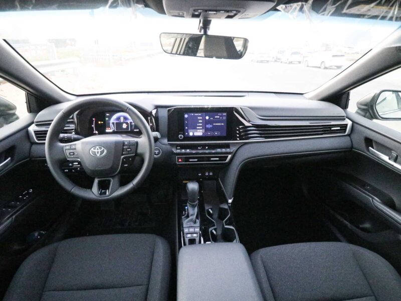 Toyota Camry LE 2.5L Hybrid 2025 Silver Metal Black Sedan