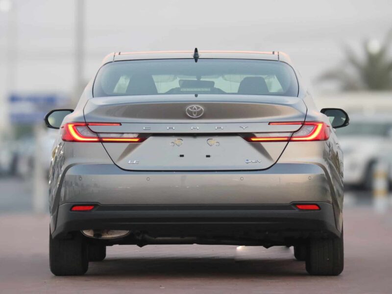 Toyota Camry LE 2.5L Hybrid 2025 Silver Metal Black Sedan