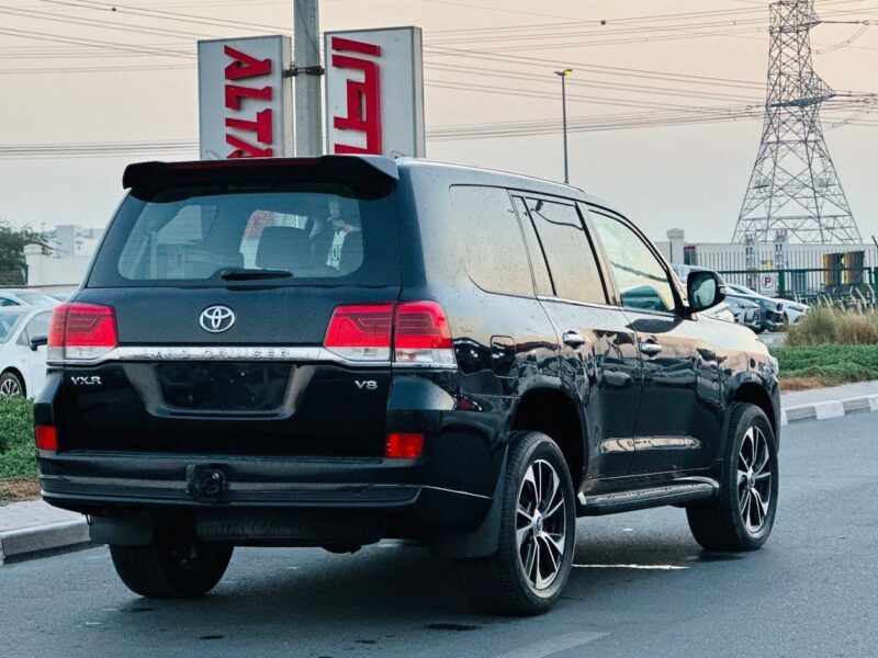 2020 Toyota Land Cruiser VXR 5.7L 8 Cylinder Engine 4WD Black Beige SUV GCC Specs
