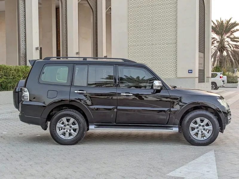 2016 MITSUBISHI PAJERO GLS MID OPTION 6 Cylinder Engine GCC Black Beige SUV