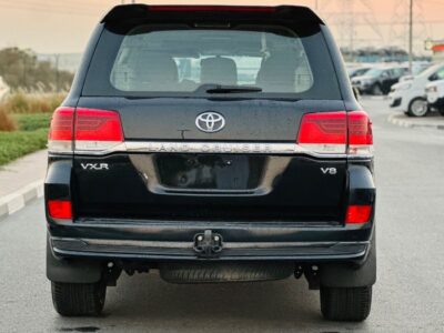 2020 Toyota Land Cruiser VXR 5.7L 8 Cylinder Engine 4WD Black Beige SUV GCC Specs