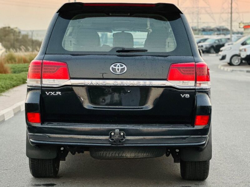2020 Toyota Land Cruiser VXR 5.7L 8 Cylinder Engine 4WD Black Beige SUV GCC Specs