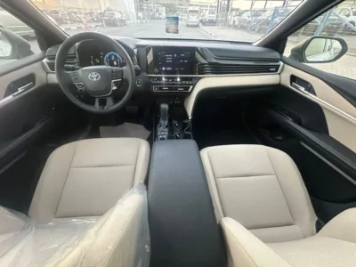 2025 Toyota Camry LE HYBRID 2.5L 4 Cylinders Engine White Sedan GCC Specs