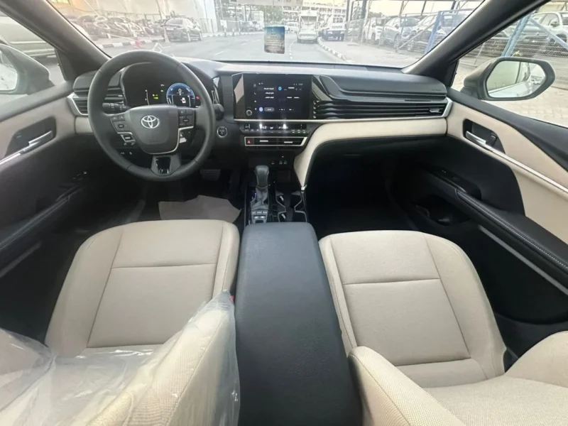 2025 Toyota Camry LE HYBRID 2.5L 4 Cylinders Engine White Sedan GCC Specs