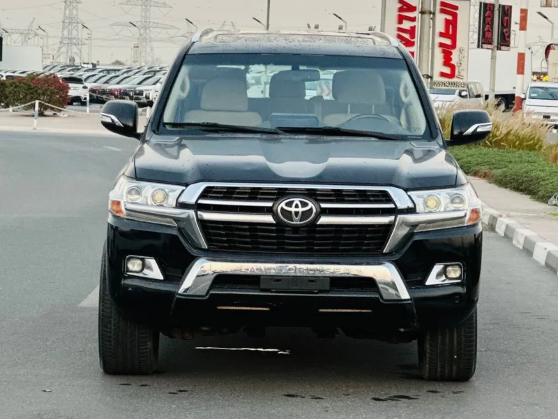 2020 Toyota Land Cruiser VXR 5.7L 8 Cylinder Engine 4WD Black Beige SUV GCC Specs