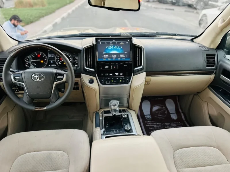 2020 Toyota Land Cruiser VXR 5.7L 8 Cylinder Engine 4WD Black Beige SUV GCC Specs