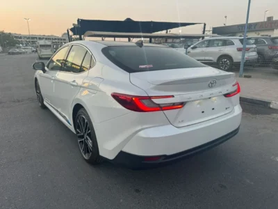2025 Toyota Camry LE HYBRID 2.5L 4 Cylinders Engine White Sedan GCC Specs
