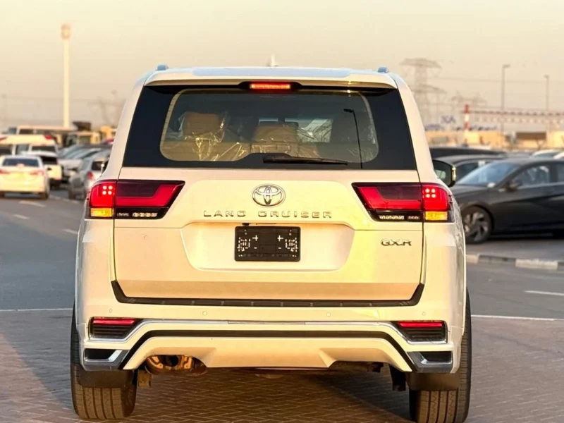 2022 Toyota Land Cruiser GXR 4.0L 6 Cylinders Engine White Beige SUV GCC Specs