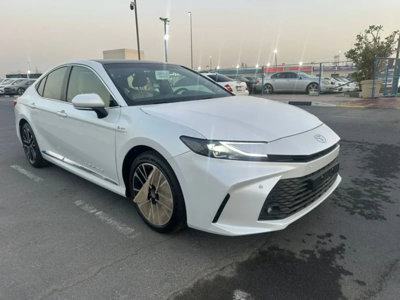 2025 Toyota Camry LE HYBRID 2.5L 4 Cylinders Engine White Sedan GCC Specs