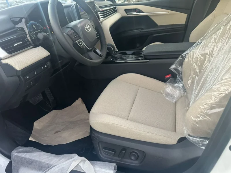 2025 Toyota Camry LE HYBRID 2.5L 4 Cylinders Engine White Sedan GCC Specs