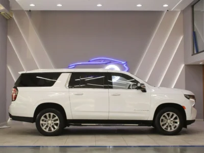 2022 Chevrolet Suburban Premier 5.3L Premier V8 Cylinder Engine White Black SUV