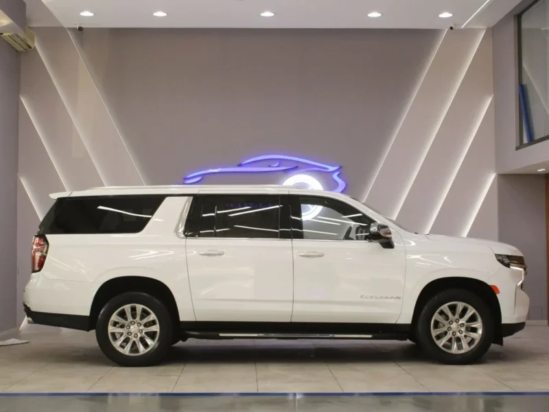 2022 Chevrolet Suburban Premier 5.3L Premier V8 Cylinder Engine White Black SUV