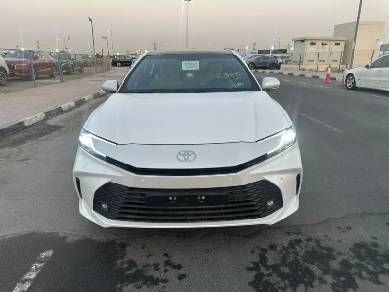 2025 Toyota Camry LE HYBRID 2.5L 4 Cylinders Engine White Sedan GCC Specs