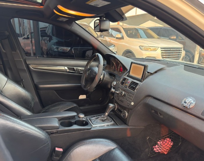 2010 Mercedes-Benz C 63 AMG 6.2L AMG V8 Gul Carbon Fiber White Black