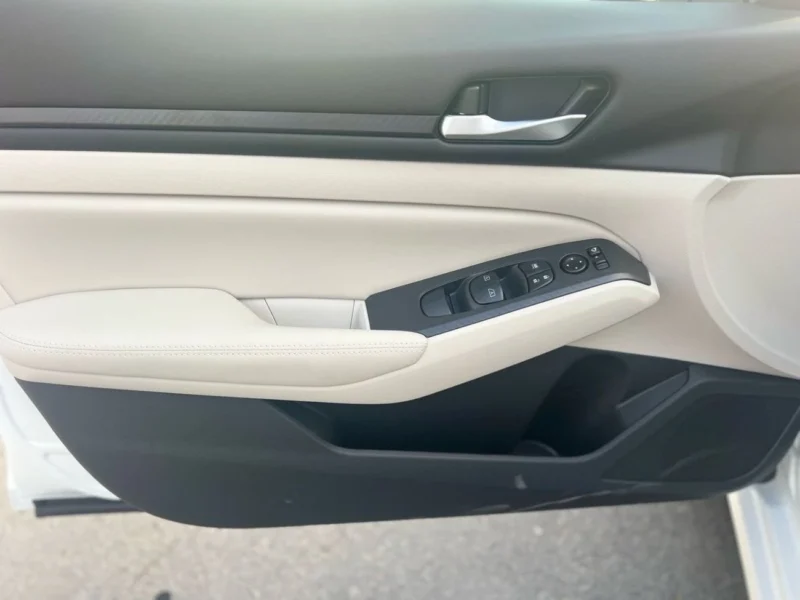 2025 Nissan Altima 2.5L SV 4 Cylinder Petrol Engine Black Beige Sedan GCC