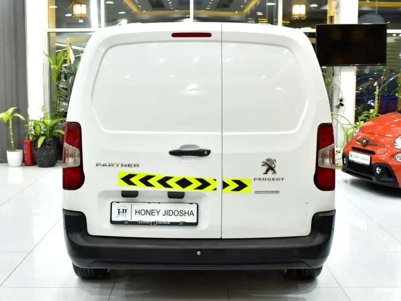 2022 Peugeot Partner Van Long Body 4 Cylinders Petrol Engine White Black Van GCC