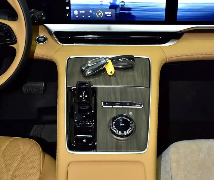 2026 Geely Monjaro GF 4 Cylinder Petrol Engine White Beige SUV GCC Specs