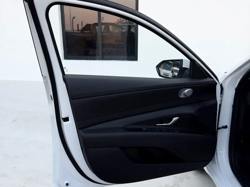 2025 Hyundai Elantra Other 1.5 litres 4 Cylinder Engine White Grey Sedan AT