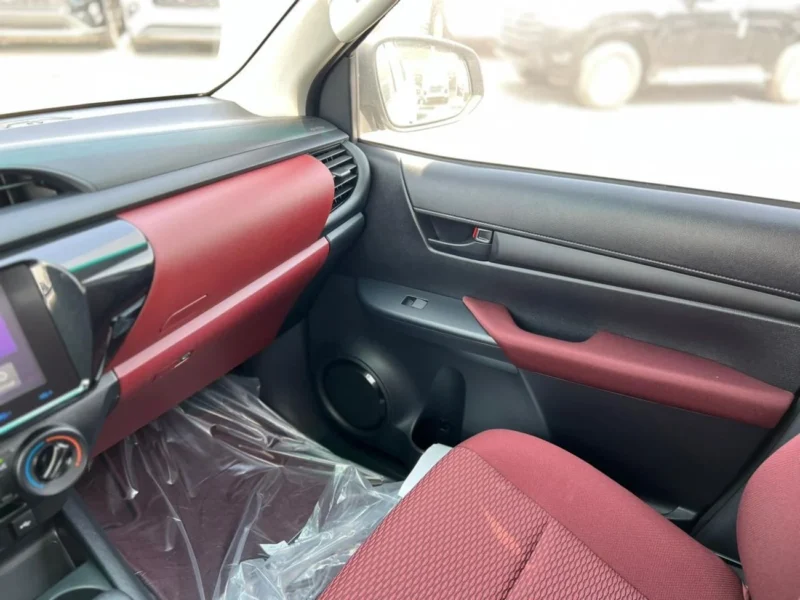 2025 Toyota Hilux TOYOTA HILUX DLX 2.7L AT White Red GCC Specs