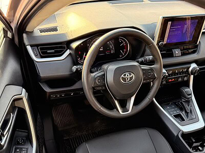 2024 TOYOTA RAV 4 XLE AWD 2.5 litre V4 Cylinder Engine Silver Black SUV