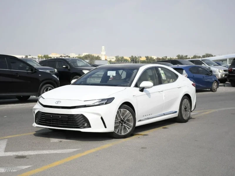 2025 Toyota Camry 2.5L 4 Cylinders Engine LE HEV White Beige Sedan FWD