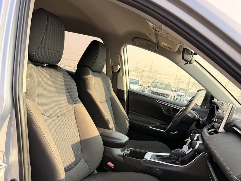 2024 TOYOTA RAV 4 LE AWD 2.5 litres V4 Cylinder Engine Silver Black SUV