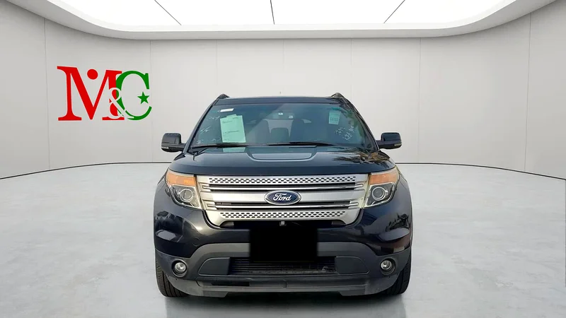 2012 Ford Explorer XLT 6 Cylinders Engine Black Beige SUV Neat and Clean Car