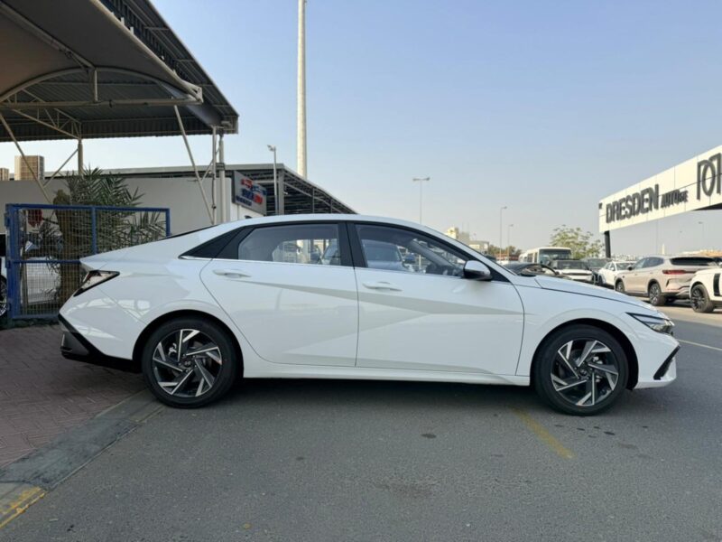 2025 Hyundai Elantra 1.5 Liters Inline 4-Cylinder Engine White Black Sedan
