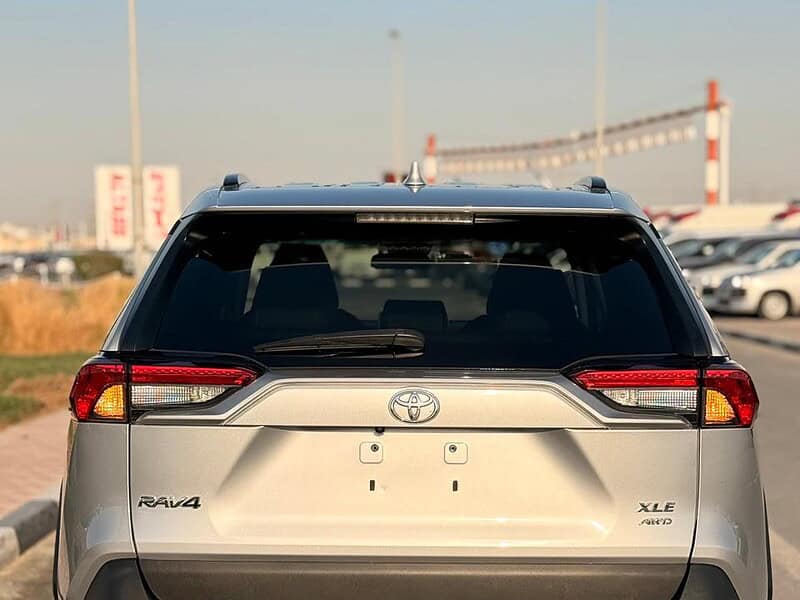 2024 TOYOTA RAV 4 XLE AWD 2.5 litre V4 Cylinder Engine Silver Black SUV