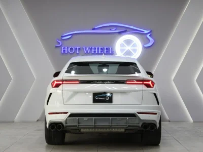 2021 Lamborghini Urus 4.0 Liter Twin-Turbocharged V8 Engine White Red SUV