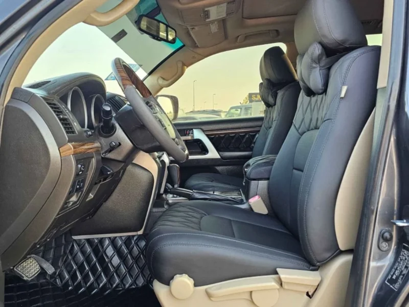 2010 TOYOTA LAND CRUISER VXR SUV 5.7L V8 PETROL Grey SUV 4WD GCC Specs