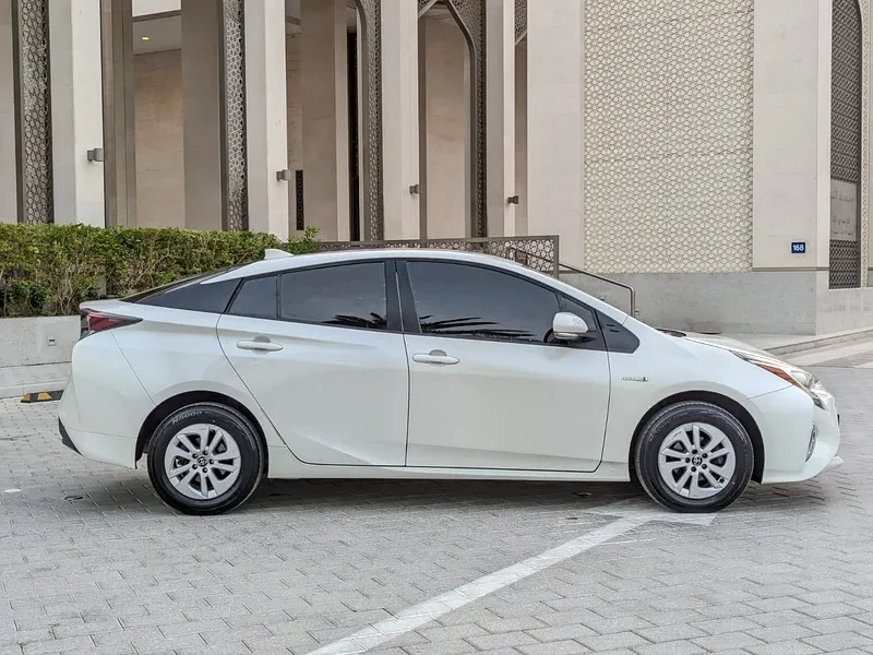 2017 Toyota Prius Iconic Hybrid 4 Cylinder Engine White Grey Sedan GCC
