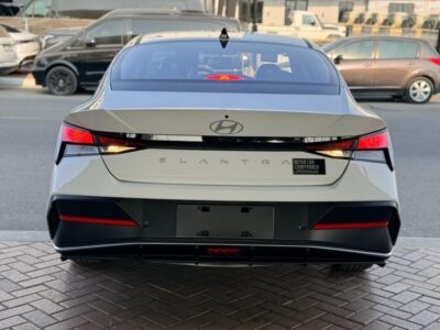 2025 Hyundai Elantra 1.5 Liters Inline 4-Cylinder Engine White Black Sedan