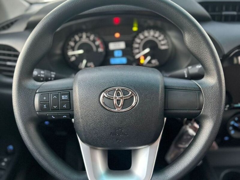 2025 Toyota Hilux DLX BASIC 2.7 4 Cylinder Engine PETROL White Red