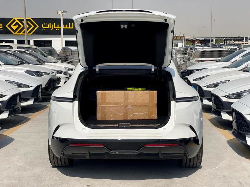 2025 Avatr 12 Ultra Hybrid 4 Cylinders Engine White Beige Sedan