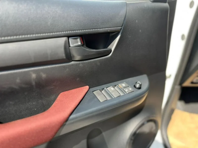 2025 Toyota Hilux TOYOTA HILUX DLX 2.7L AT White Red GCC Specs
