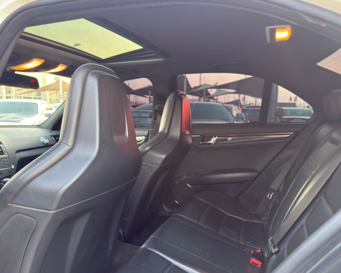 2010 Mercedes-Benz C 63 AMG 6.2L AMG V8 Gul Carbon Fiber White Black