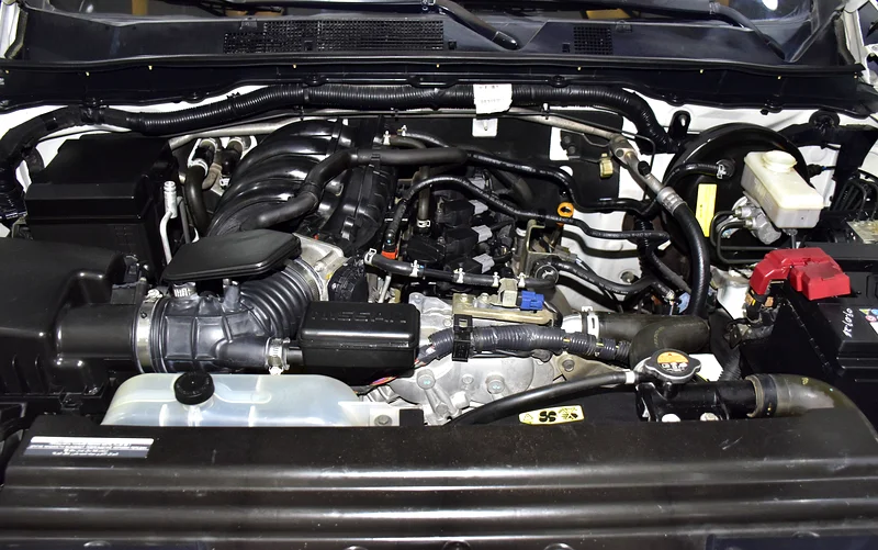 2019 Nissan Navara SE 4 Cylinders Engine White Red Pick Up Truck GCC Specs