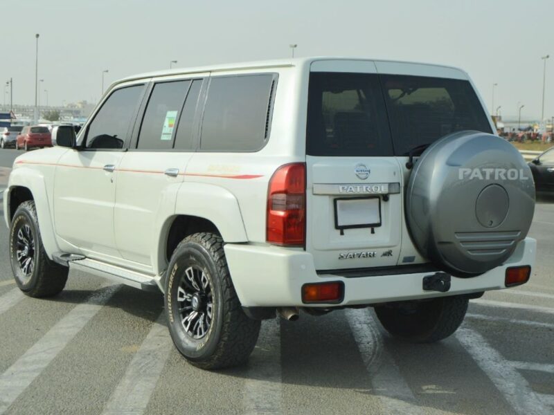 2022 Nissan Patrol Safari Safari SV 4.8L Liters 6 Cylinders Engine White Red SUV