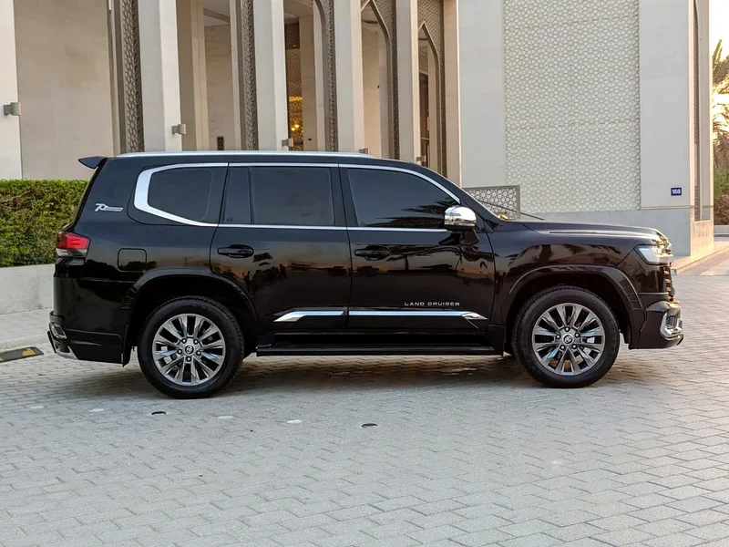 2013 Toyota Land Cruiser GXR 6 Cylinders Engine Black Red SUV GCC Specs