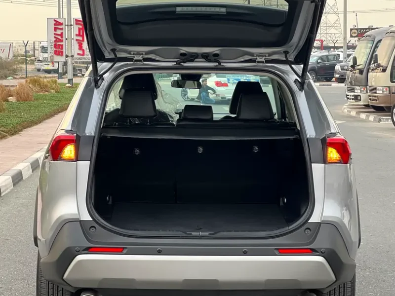 2022 Toyota Rav 4 XLE 4 Cylinders Engine Petrol Silver Black SUV Full Option
