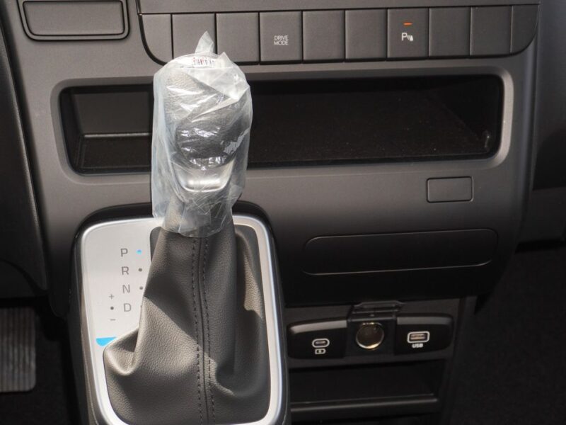 2025 Hyundai Staria 3.5 Liter V6 Cylinder Petrol Engine White Black Van