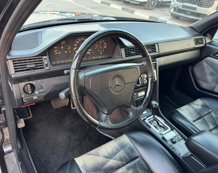 1995 Mercedes-Benz E500 5.0 liters V8 Cylinder Engine Black Sedan RWD