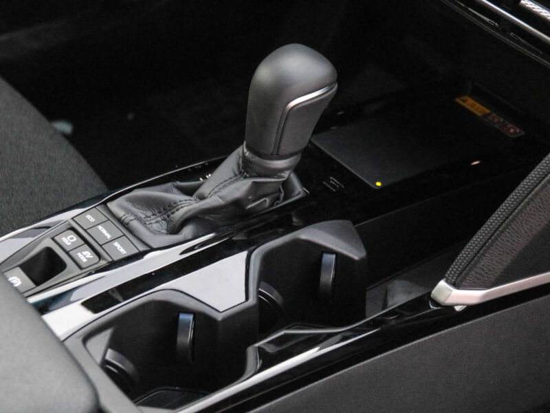 Toyota Camry LE 2.5L Hybrid 2025 Silver Metal Black Sedan