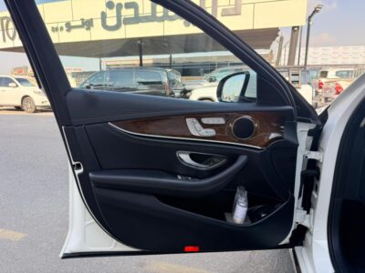 2017 Mercedes-Benz E400 twin-turbocharged V6 petrol engine White Black