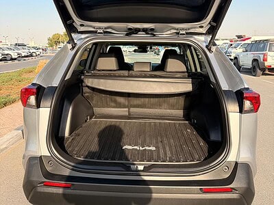 2024 TOYOTA RAV 4 XLE AWD 2.5 litre V4 Cylinder Engine Silver Black SUV