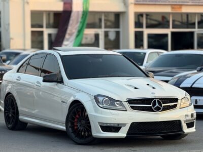 2010 Mercedes-Benz C 63 AMG 6.2L AMG V8 Gul Carbon Fiber White Black